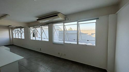 Estritrios com ar-condicionado e persiana nas janelas