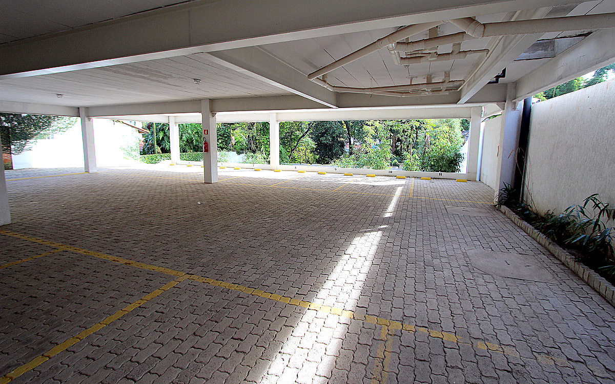 Amplo estacionamento no subsolo do Ed. Santa Mônica