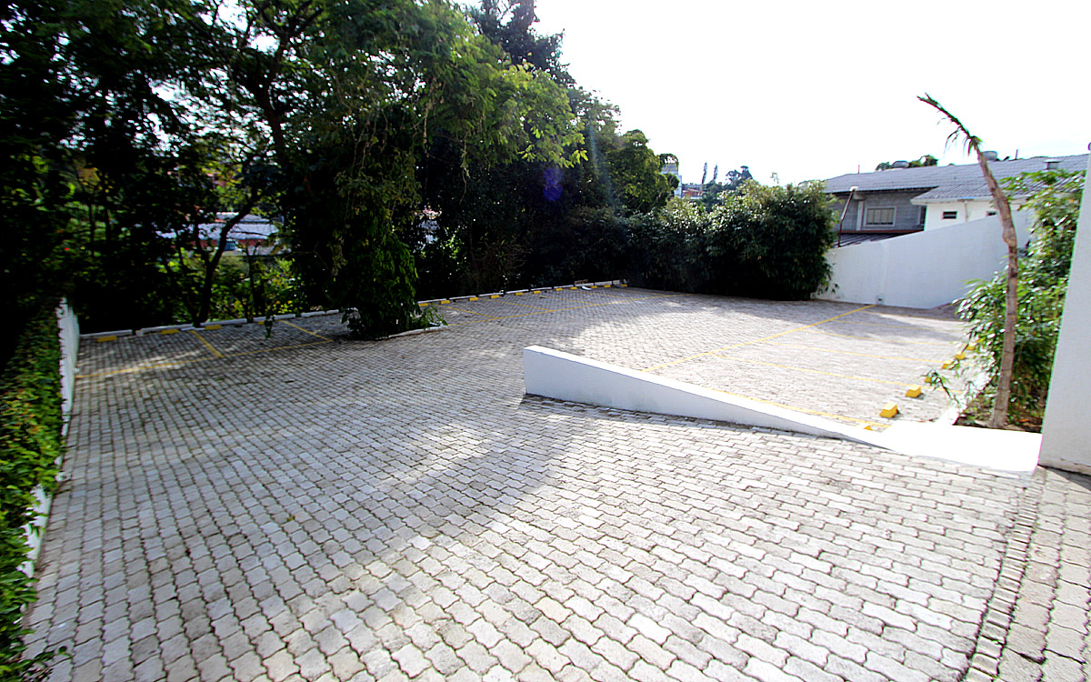 Estacionamento no subsolo do Edifício Santa Mônica em Cotia