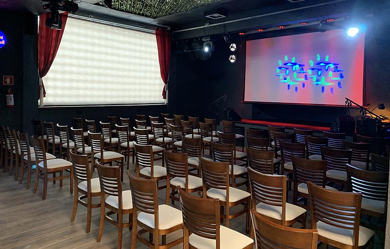 Salão de eventos com montagem corporativa
