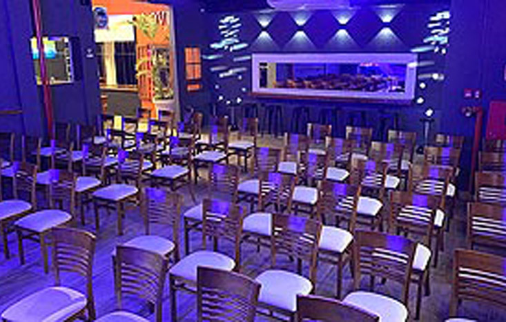 Salão de eventos com montagem corporativa