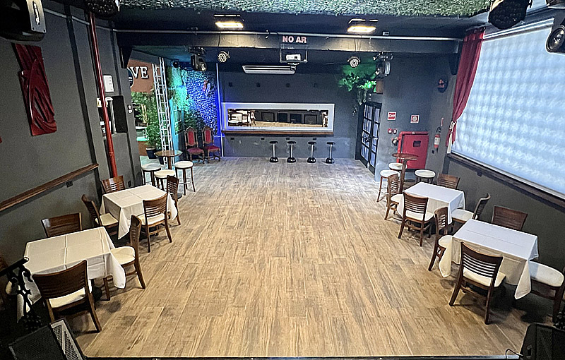 Salão de eventos com montagem corporativa