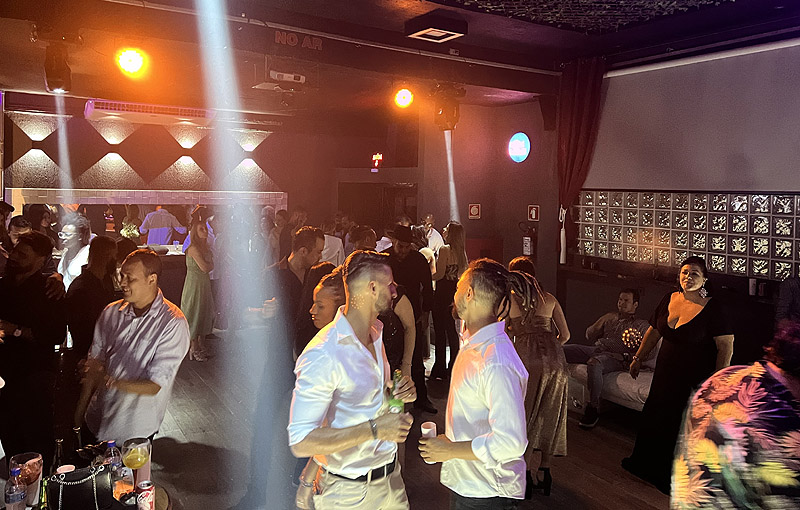 Salão de eventos com montagem corporativa