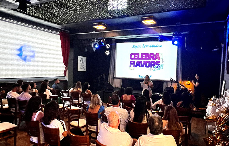 Salão de eventos com montagem corporativa