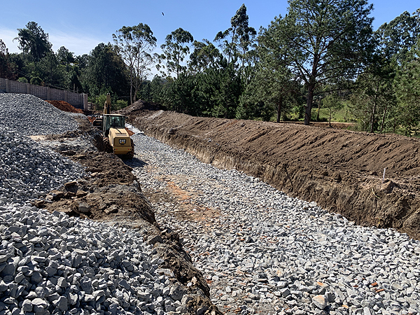 Muro de contenção em gabião e geossintético no loteamento Lago dos Pássaros, Cotia, SP