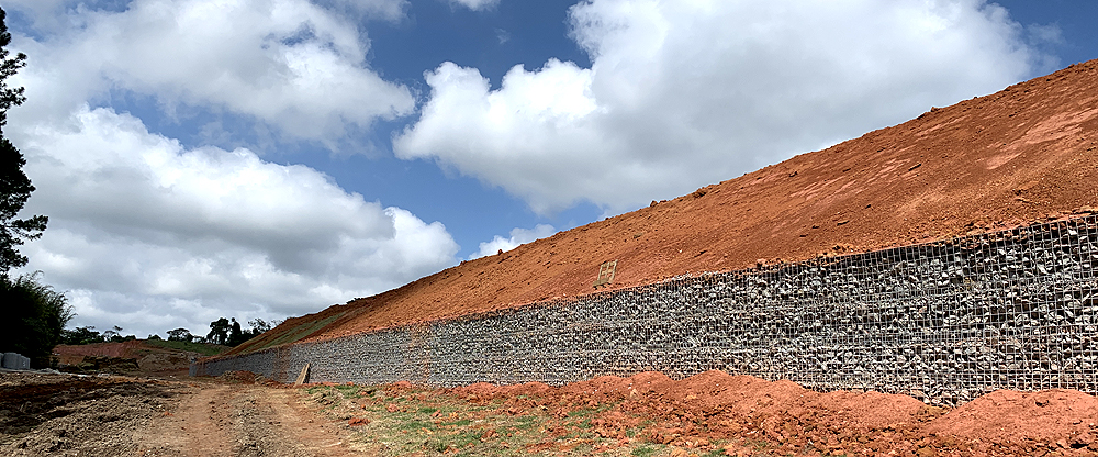 Muro de contenção em gabião e geossintético no loteamento Lago dos Pássaros, Cotia, SP