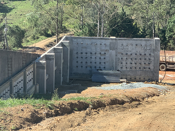 Muro de arrimo tradicional, em concreto armado