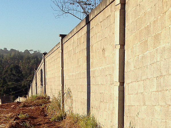 Construção de muro divisórios