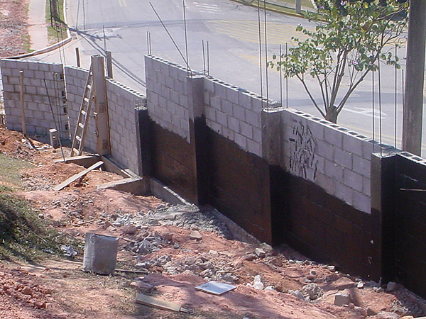Construção de muro divisórios